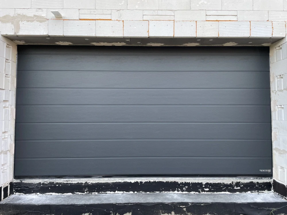 Sekční garážová vrata - Antracit 7016