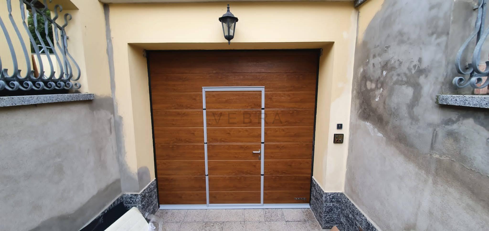 Sekční garážová vrata s dveřmi VEBRA - Zlatý dub